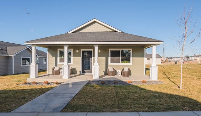 Gated 3 BR Escape in downtown Moses Lake