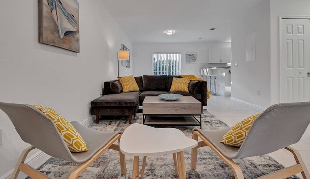 Gated 3Bd 2Bth Design Dist. BBQ 10-min to Beach 415