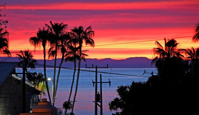 Gated 3BD+Office/flex bedroom, Sleeps 8, HTD Pool, Rooftop, 2 Blks to Malecon