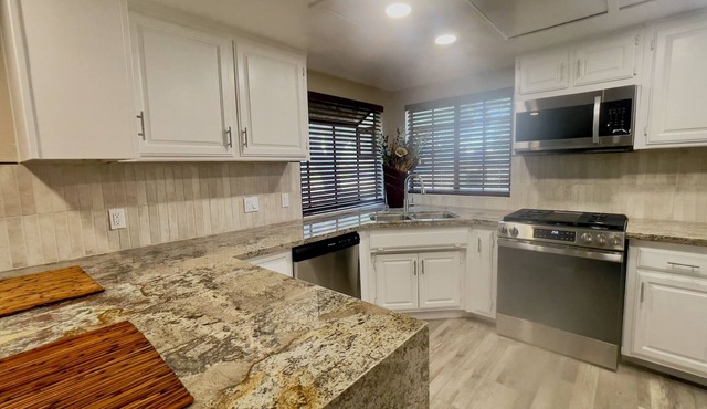 Gated 4 BR 5 min to The BLVD and Convenient Access to Dinning A/C Parking