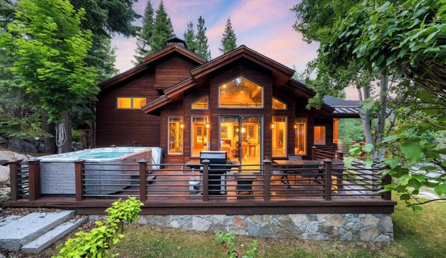 Gated 4BR Chalet – Palisades Tahoe – Spa Under the Stars, Walk to Dining, AC