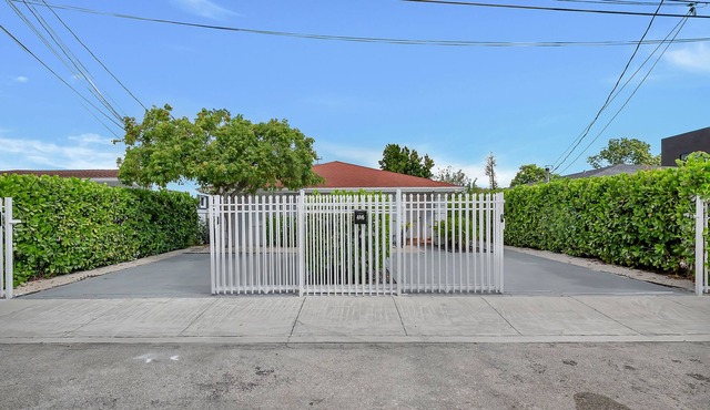 Gated 6Bd 4Bth Design Dist. 10-min to Beach