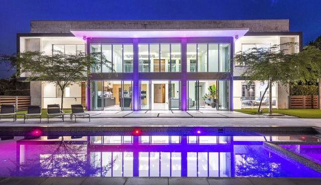 Gated 9BR Estate for 20 w/Private Pool, Jacuzzi, Theater & Guest House! Pet-Friendly!