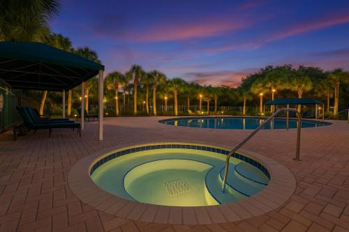 Gated Comfy 2BR Condo - KING Bed, Pool, Hot Tub, Gym, WiFi, Washer & Dryer, AC, Free Parking - IDEAL FOR Medical, Business, Groups, Relocation - near Moffitt Cancer Center, Tampa Palms, Hunters Green, Live Oak, Cory Lake Isles, New Tampa, Wesley Chapel