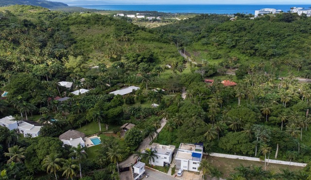 Gated Community Retreatn15 minutes walk to Coson Bay Beach