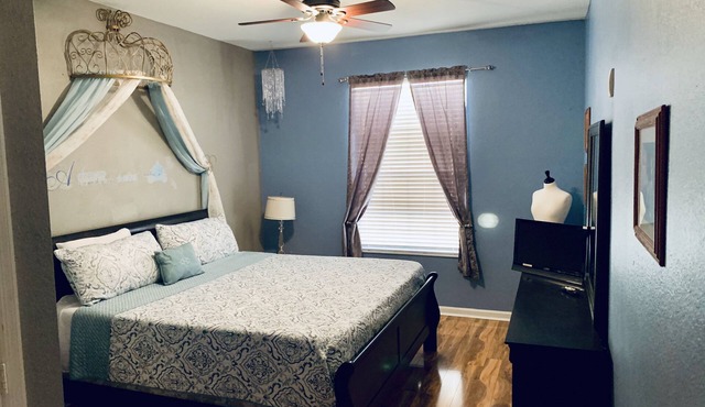 Gated community with tons of resort amenities, minutes from Walt Disney World!