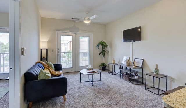 Gated Cozy & Rustic in MED District w/Terrance