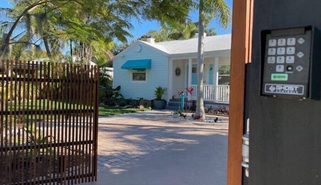Gated Delray Beach cottage, dog friendly, 0,8 walk to downtown 1.8 to beach
