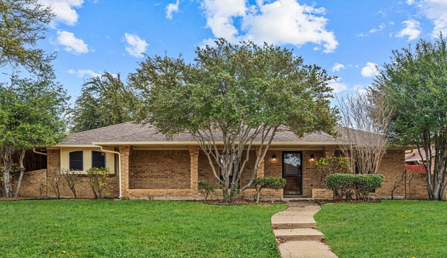 Gated Driveway Getaway Conveniently Located!