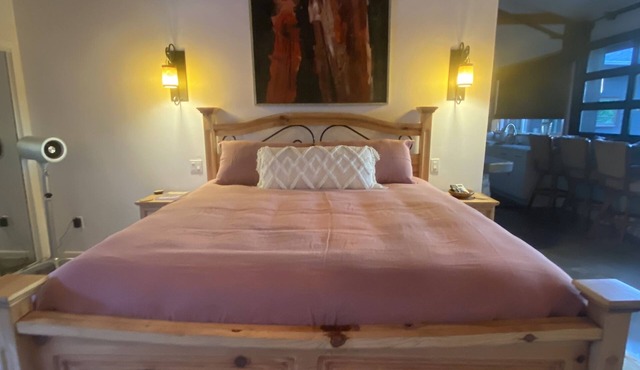 Gated Estate-Barrel Room with Lake, Spa, Pool, Fire Pit, Vineyards & Barn