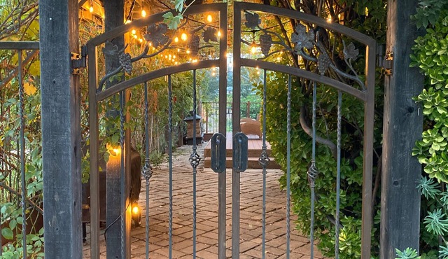 Gated Estate- Lake, Vineyard and Barn View Cottage