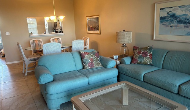 Gated Golf community condo in Sarasota, FL. Transferable golf membership!