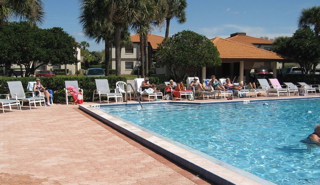 Gated golf community. Free wifi & Cable. King Bed and Heated pool.