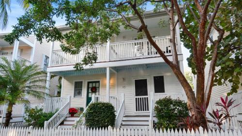 Gated Golf Community w Pool Prime Location Mins to Old Town Long-Term Stays