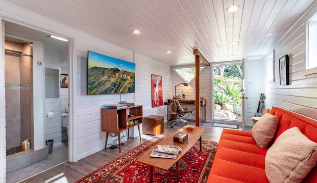 Gated Hollywood Hills Apt plus Washer/Dryer