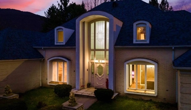 Gated Mansion: Basketball Court, Movie Theater, Views, & free vineyard tours !