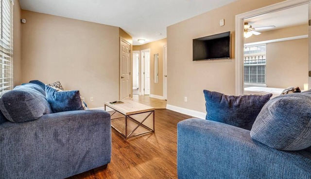 Gated NOLA Apt, Centrally Located, Sleeps 8 & Great for Groups!