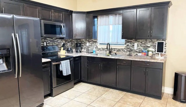 Gated Parking/4 Bedroom-5 bed -2bath Entire Home