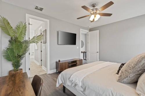 Gated Parking + Fire Pit | Near Zoo + Rhodes