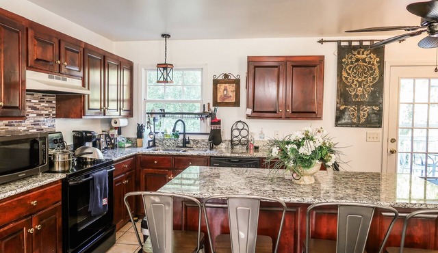 Gated Private Hilltop Villa, 3 bed, 3 bath, pool, spa on 50 acres, near airport