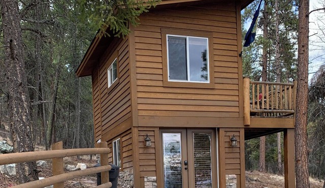 Gated Queen Bed Cottage, TV, Wifi, Kitchenette Views of Flathead Lake EV Charger