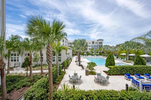 Gated Resort Style 1BR - KING Bed, Pool Views, SPA Hot Tub, Gym, WiFi, Wash & Dry, AC, Elevators, Starbucks, EV CHRG Station, Free Parking, Pets - IDEAL FOR Medical, Business, Relocation, Long Stays - by Moffitt Cancer Ctr, USF, River Hills Country Club