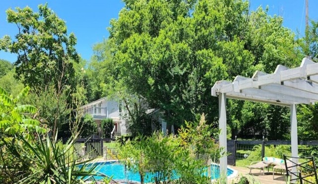 Gated retreat w/pool, 20 minutes to Nashville