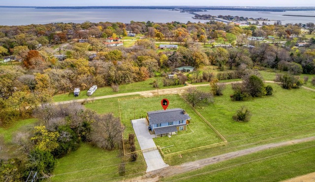 Gated spacious home with oversized deck on almost an acre 2 min from the lake!