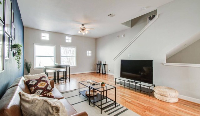Gated Townhome w/Garage Parking by Hobby Airport!