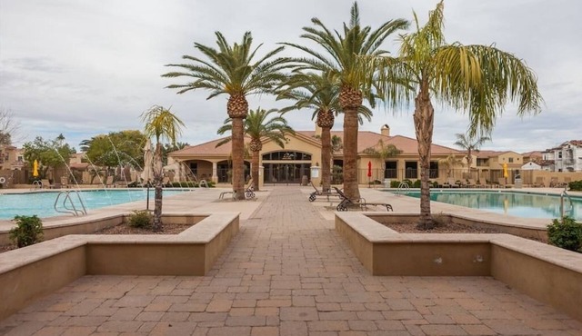 Gated townhouse, heated pool, hot tub, by freeway