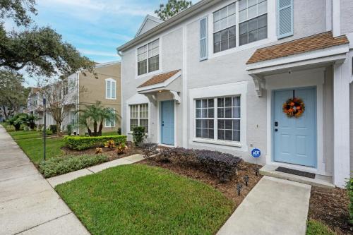 Gated Upscale 2BR Townhome - KING Bed, Pool, WiFi, Wash & Dry, AC, Private Patio facing preserves, Free Parking - NICE FOR Medical, Business, Groups, Relo - by Moffitt Cancer CTR, Tampa Palms, Hunters Green, Live Oak, Cory Lake, New Tampa, Wesley Chapel