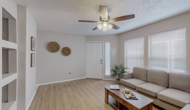 Gated Uptown Condo, 2bd/1ba, KING bed added