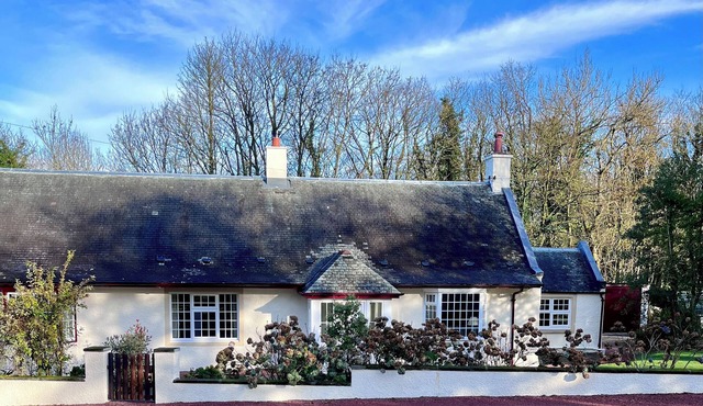 GATEHOUSE 2 CESSNOCK CASTLE, pet friendly, with open fire in Galston