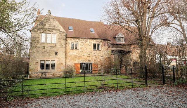 GATEHOUSE CROFT, pet friendly, with open fire in Polesworth