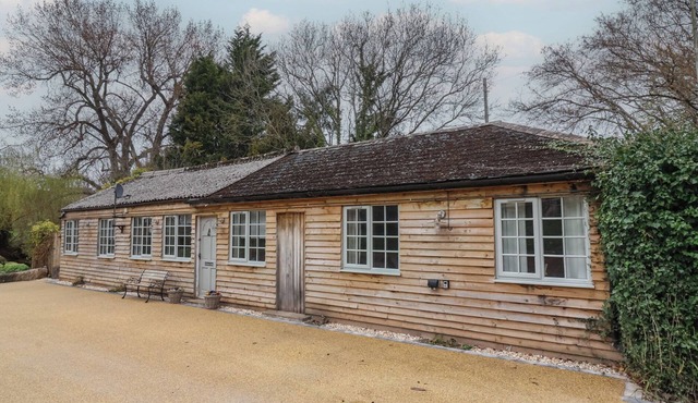 GATEKEEPER'S COTTAGE, pet friendly, with hot tub in Roadwater