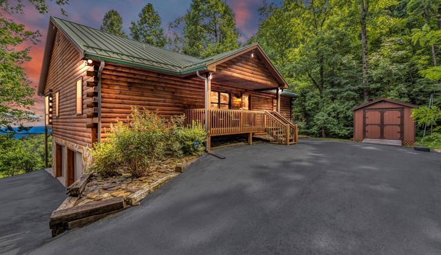 Gateway Getaway with Mountain Views and Fireplace
