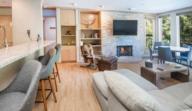 Gateway Plaza R4 2 Bedroom Condo by RedAwning
