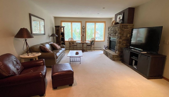 Gateway River Run: 2 Suites, Walk to Lifts, Slope Views, Washer/Dryer