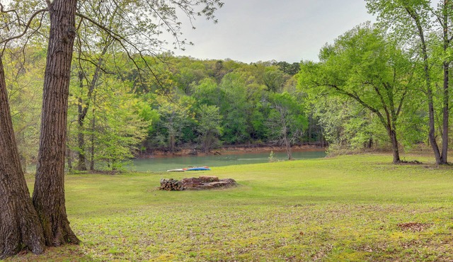Gateway to Greers Ferry Lake! Cozy Couple's Escape