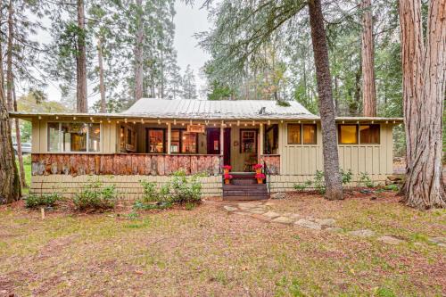 Gateway to Sequoia Natl! Rustic Cabin with Patio