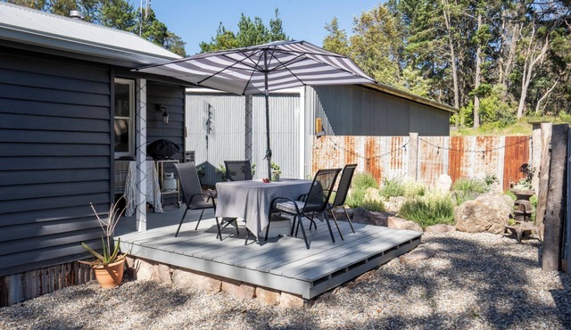 Gateway to The Granit Belt. Peaceful Pet-Friendly Farm Stay at Donnellys Castle