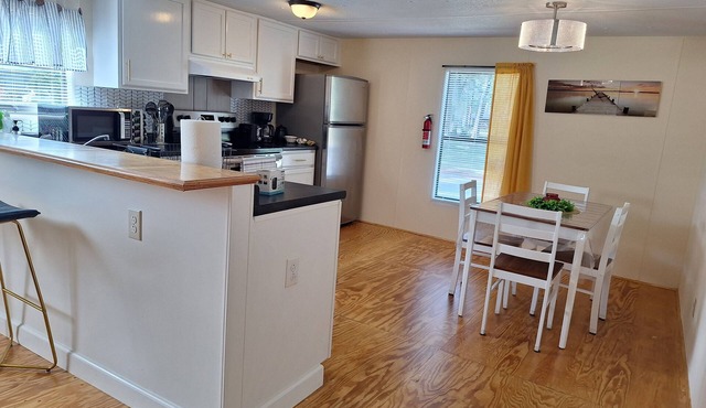 Gather Away mobile home in charming Hinesville with WiFi, AC