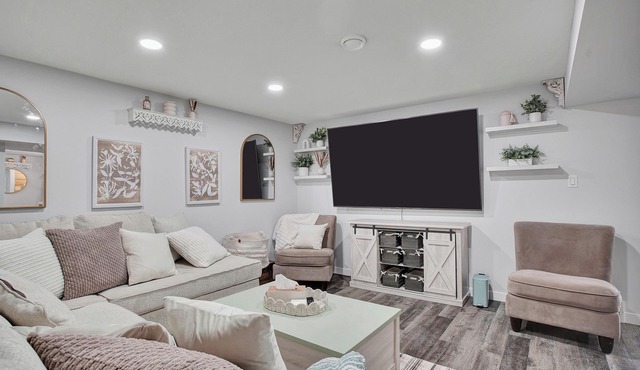 Gather in Saskatoon - Hot Tub 85" TV, Deck, Bbq, Trampoline, Games Room, 5Bdrm