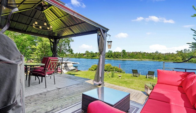 Gather on the Trent| Waterfront | Boats | Hot Tub | Sauna | Dock