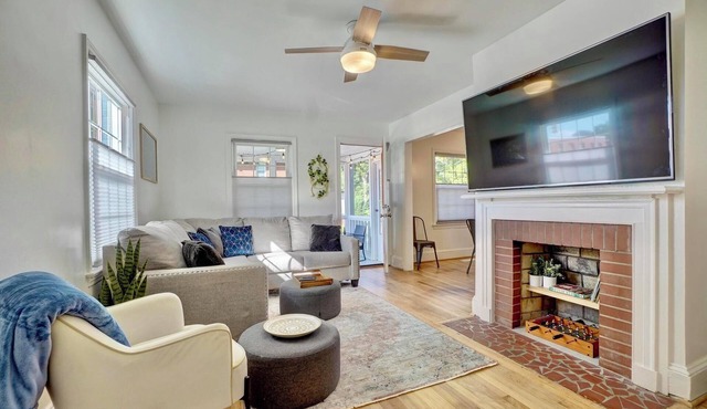 Gather! PingPong~6BR~PorchTV~Walk Dtwn~Pets~15+
