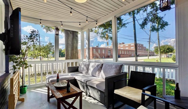 Gather! PingPong~6BR~PorchTV~Walk Dtwn~Pets~15+
