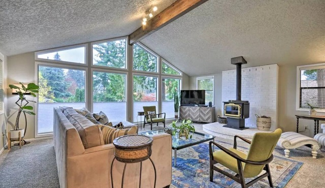 Gather & Relax Here! Luxurious Oasis Near PDX w/Large Fenced Yard-Pet Friendly!