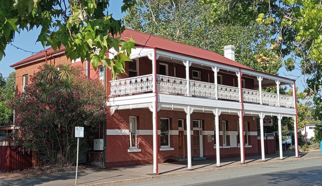 Gather & Stay: The Honeysuckle Inn - Sleeps 14 in Style