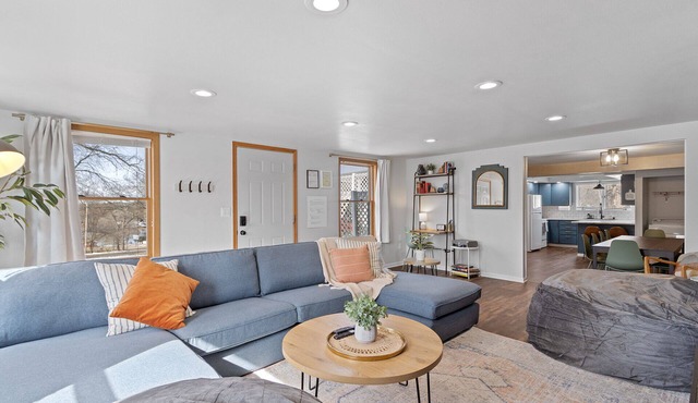 Gather the Fam! Close to everything, Home Theater, 2 Kitchens, 2 Living Rooms!