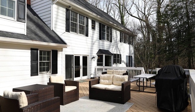Gather together! Private wooded lot, 2 kitchens, large deck, 3 mi to downtown!